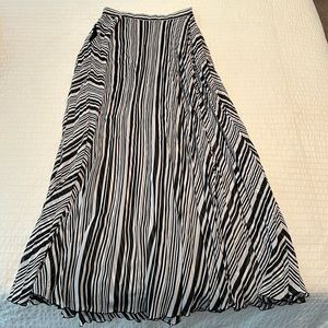 Bebe striped Long skirt with pockets. Small